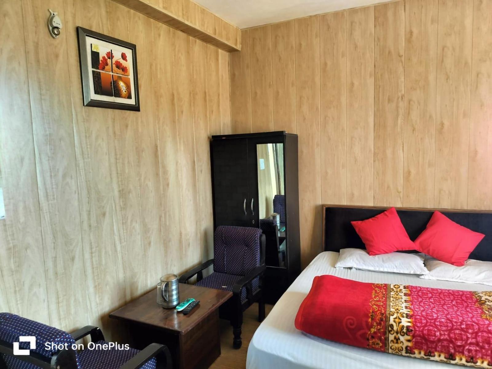 Silver Dew Resorts And Restaurant Dhanaulti Exterior photo